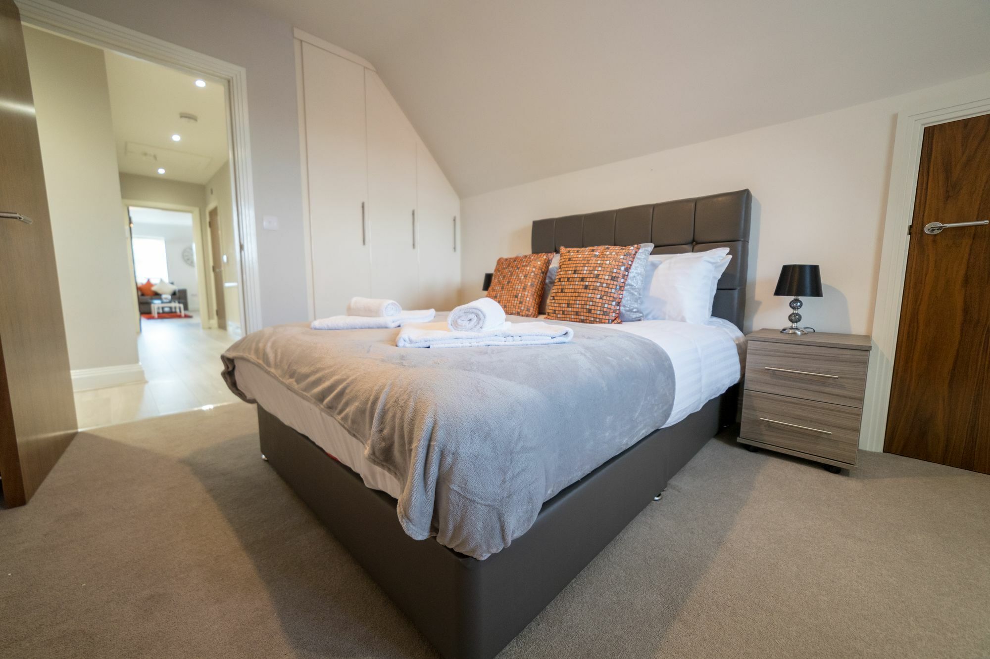 Helios Court Penthouse Serviced Apartment By Ferndale Мейденхед Экстерьер фото